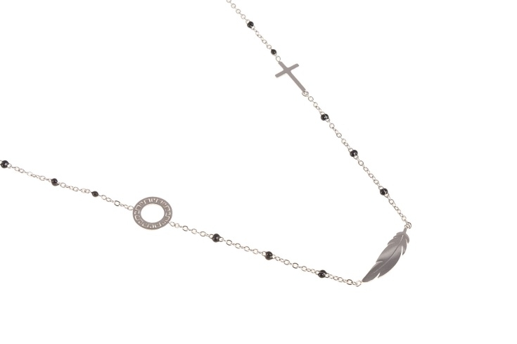 Elegancki srebrny naszyjnik z krzyżykiem, piórkiem i okręgiem
