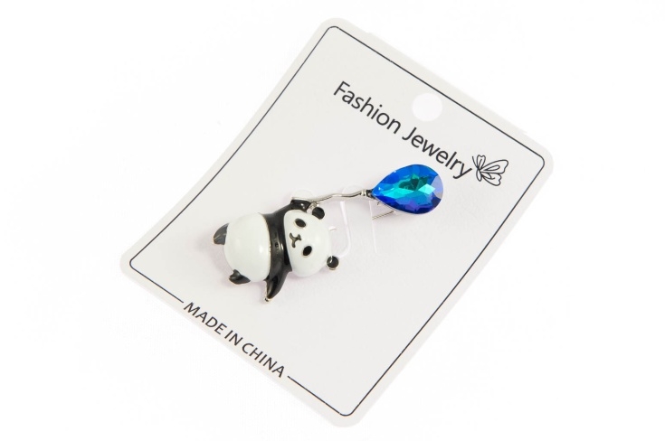 Elegancka broszka panda